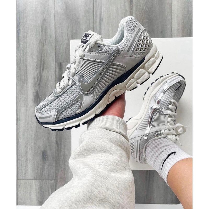 NIKE Zoom Vomero 5 "Metallic Silver"